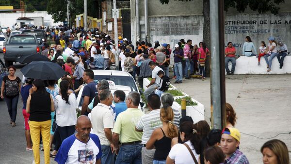 People stand in line outside a polling station to cast their vote during a legislative election, in Rubio, Tachira state, Venezuela December 6, 2015 - Sputnik International