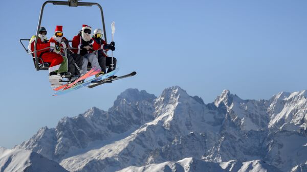 People wearing Santa Claus costumes ride a ski lift on December 6, 2015 above Verbier, Swiss Alps - Sputnik International