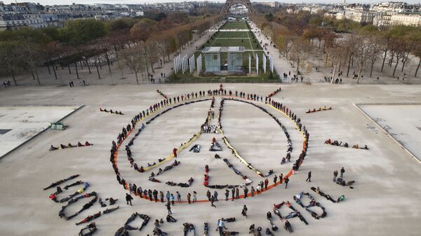 Environmentalist activists form a human chain representing the peace sign and the spelling out 100% renewable, on the side line of the COP21, United Nations Climate Change Conference near the Eiffel Tower in Paris, Sunday, Dec. 6, 2015. Environmentalist activists form a human chain representing the peace sign and the spelling out 100% renewable, on the side line of the COP21, United Nations Climate Change Conference near the Eiffel Tower in Paris, Sunday, Dec. 6, 2015. - Sputnik International