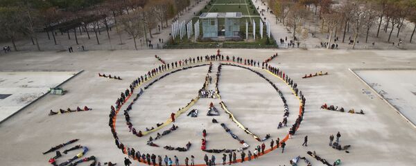 Environmentalist activists form a human chain representing the peace sign and the spelling out 100% renewable, on the side line of the COP21, United Nations Climate Change Conference near the Eiffel Tower in Paris, Sunday, Dec. 6, 2015. Environmentalist activists form a human chain representing the peace sign and the spelling out 100% renewable, on the side line of the COP21, United Nations Climate Change Conference near the Eiffel Tower in Paris, Sunday, Dec. 6, 2015. - Sputnik International