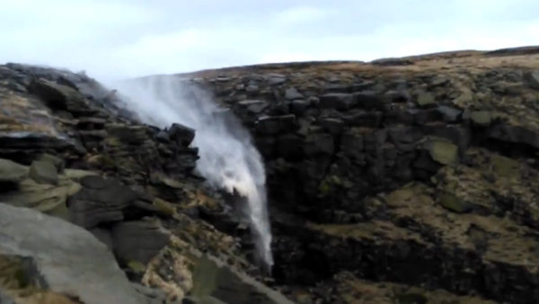 Waterfall reversed by high speed winds - Sputnik International