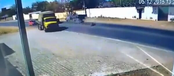 Biker almost crushed by truck while he’s overtaking car Biker almost crushed by truck while he’s overtaking car - Sputnik International