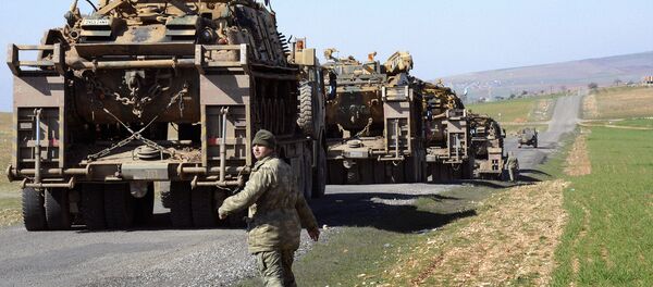 Turkish Army vehicles and tanks move near the Syrian border in Suruc on February 23, 2015 - Sputnik International
