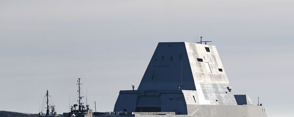 The first Zumwalt-class destroyer, the USS Zumwalt, the largest ever built for the US Navy, leaves the Kennebec River on Monday, December 7, 2015, in Phippsburg, Maine. - Sputnik International