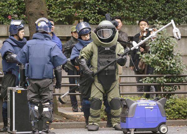 Members of a police bomb disposal squad wearing blast protection equipments prepare to work near the site of an explosion at the Yasukuni shrine in Tokyo, in this photo taken by Kyodo November 23, 2015 Members of a police bomb disposal squad wearing blast protection equipments prepare to work near the site of an explosion at the Yasukuni shrine in Tokyo, in this photo taken by Kyodo November 23, 2015 - Sputnik International