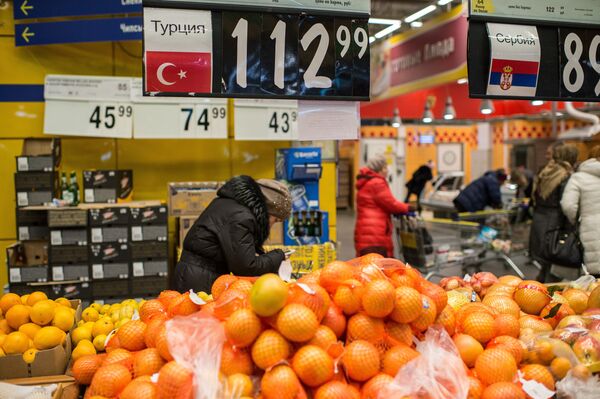People buy Turkish fruit in a supermarket in Omsk, Russia People buy Turkish fruit in a supermarket in Omsk, Russia - Sputnik International