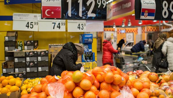 People buy Turkish fruit in a supermarket in Omsk, Russia - Sputnik International