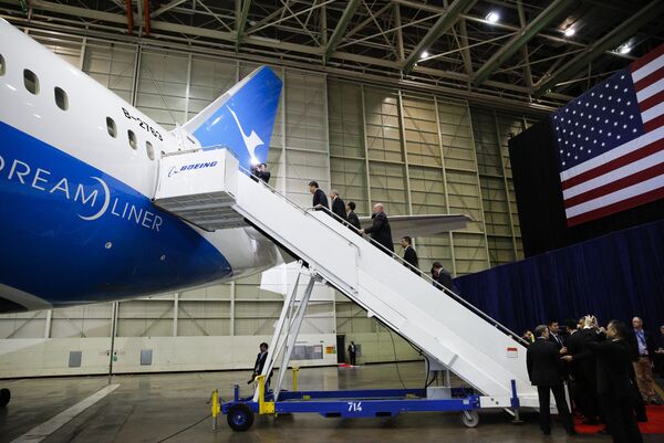 Chinese President Xi Jinping, and president and CEO of Boeing Commercial Airplanes, Ray Conner, tour the Boeing assembly line, Wednesday, Sept. 23, 2015 in Everett, Wash Chinese President Xi Jinping, and president and CEO of Boeing Commercial Airplanes, Ray Conner, tour the Boeing assembly line, Wednesday, Sept. 23, 2015 in Everett, Wash - Sputnik International