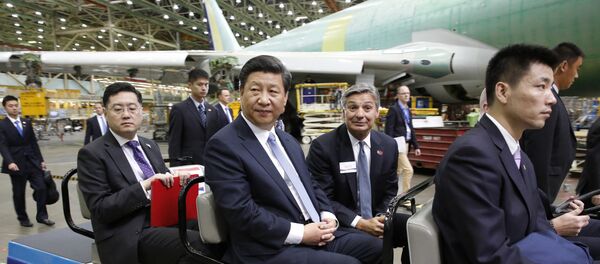 Chinese President Xi Jinping, center, and president and CEO of Boeing Commercial Airplanes, Ray Conner, tour the Boeing assembly line, Wednesday, Sept. 23, 2015 in Everett, Wash - Sputnik International