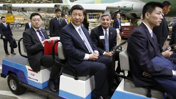 Chinese President Xi Jinping, center, and president and CEO of Boeing Commercial Airplanes, Ray Conner, tour the Boeing assembly line, Wednesday, Sept. 23, 2015 in Everett, Wash - Sputnik International