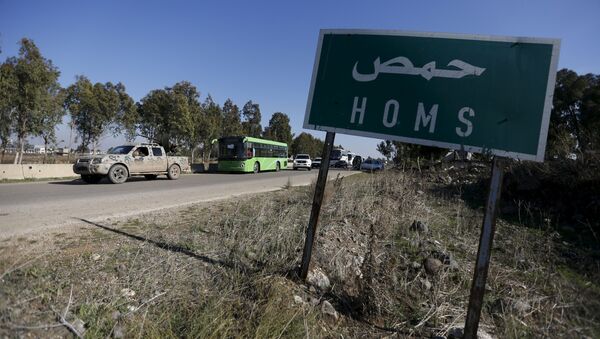 Buses leave district of Waer during a truce between the government and rebels, in Homs, Syria December 9, 2015 - Sputnik International
