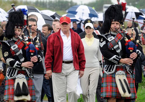 US tycoon Donald Trump (C) is escorted by Scottish pipers as he officially opens his new multi-million pound Trump International Golf Links course in Aberdeenshire, Scotland, on July 10, 2012. US tycoon Donald Trump (C) is escorted by Scottish pipers as he officially opens his new multi-million pound Trump International Golf Links course in Aberdeenshire, Scotland, on July 10, 2012. - Sputnik International