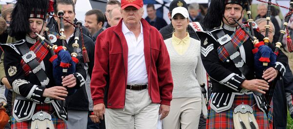 US tycoon Donald Trump (C) is escorted by Scottish pipers as he officially opens his new multi-million pound Trump International Golf Links course in Aberdeenshire, Scotland, on July 10, 2012. US tycoon Donald Trump (C) is escorted by Scottish pipers as he officially opens his new multi-million pound Trump International Golf Links course in Aberdeenshire, Scotland, on July 10, 2012. - Sputnik International