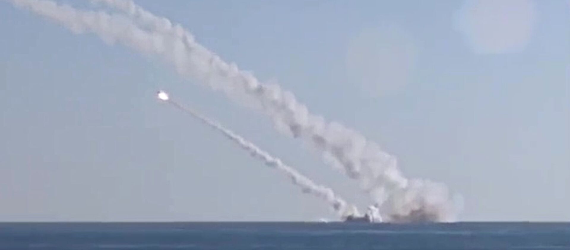 Rostov-on-Don submarine launches 3M-54 Kalibr (Klub) anti-ship missiles - Sputnik International, 1920, 20.03.2016