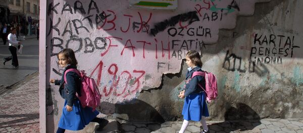 Turkish girls walk home from school in the Muslim quarter in Cizre, a district of Sirnak province, 13 November 2007, near the Turkish-Iraqi border, south-eastern Turkey. Turkish girls walk home from school in the Muslim quarter in Cizre, a district of Sirnak province, 13 November 2007, near the Turkish-Iraqi border, south-eastern Turkey. - Sputnik International