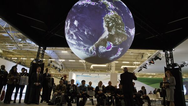 Participants attend a panel entitleScience on a Sphere Presentationat the COP21, United Nations Climate Change Conference, in Le Bourget, north of Paris, Tuesday, Dec. 8, 2015 - Sputnik International