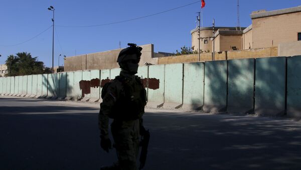 A member from Iraqi security forces walks past the Turkish embassy in Baghdad December 8 2015 - Sputnik International