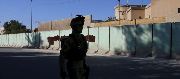 A member from Iraqi security forces walks past the Turkish embassy in Baghdad December 8 2015 - Sputnik International