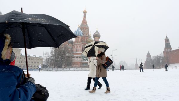 People walk during a major snowfall at the Red Square in Moscow, on January 16, 2014 - Sputnik International