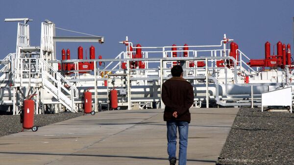 A workers walks towards an installation at the Blue Stream gas pipeline in Samsun, northern Turkey, 16 November 2005 - Sputnik International