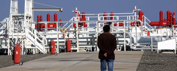 A workers walks towards an installation at the Blue Stream gas pipeline in Samsun, northern Turkey, 16 November 2005 - Sputnik International