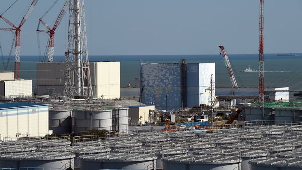 A coast guard vessel (back R) patrols the waters off the Fukushima Daiichi nuclear power plant in Okuma, Fukushima prefecture on October 9, 2015 - Sputnik International