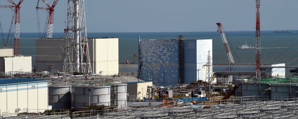 A coast guard vessel (back R) patrols the waters off the Fukushima Daiichi nuclear power plant in Okuma, Fukushima prefecture on October 9, 2015 - Sputnik International