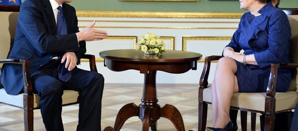 British Prime Minister David Cameron (L) talks with his Polish counterpart Ewa Kopacz in Lazienki palace in Warsaw on May 29, 2015. British Prime Minister David Cameron (L) talks with his Polish counterpart Ewa Kopacz in Lazienki palace in Warsaw on May 29, 2015. - Sputnik International