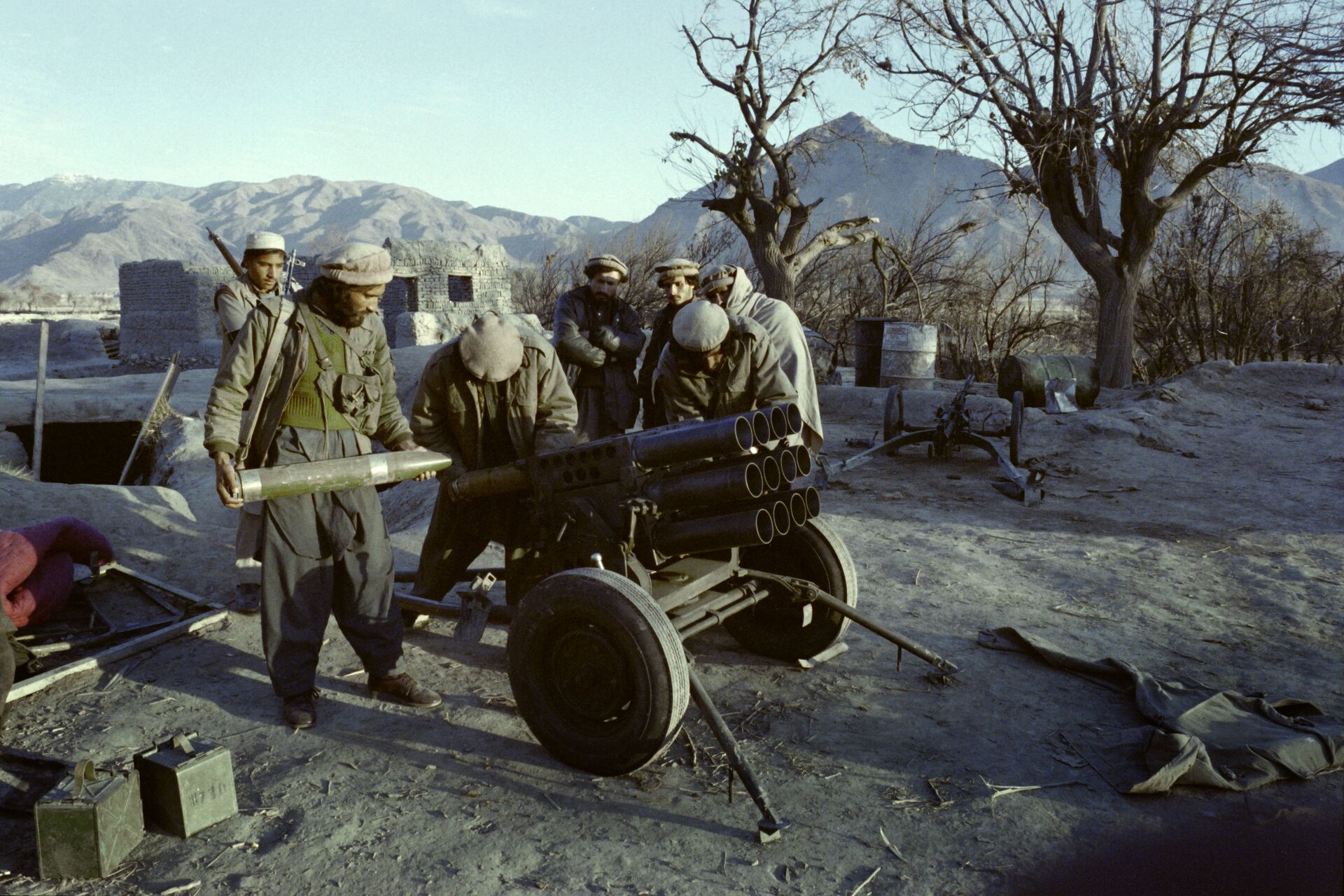 Afghan mujahideen prepare a rocket attack on the government troops in Shaga, Eastern Nangarhar province, on January 15, 1989 during the Afghan Civil War opposing the Islamic Unity of Afghanistan Mujahideen and the Democratic Republic of Afghanistan (DRA) supported by Soviet Union - Sputnik International, 1920, 08.09.2021