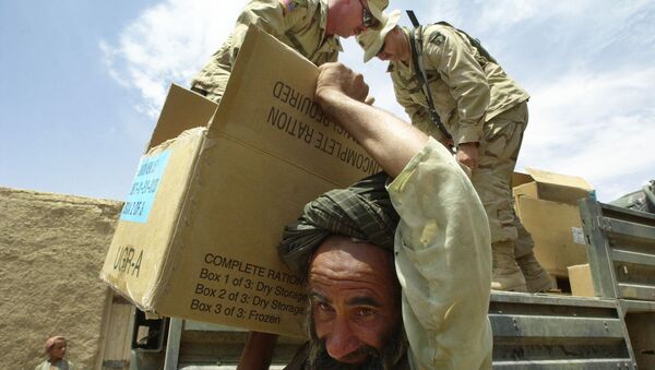 A man carries a box with donated food from the 101st Airborne Division  in the village of Khoshab, Afghanistan (File) - Sputnik International