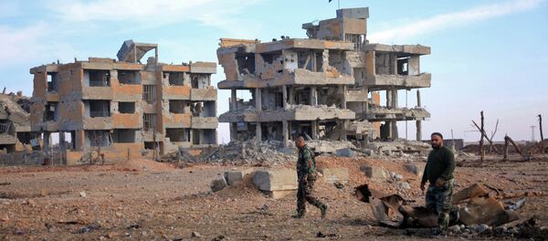 Syrian army soldiers patrol the countryside of Deir Hafer, a former bastion of Islamic State group, near the northern Syrian city of Aleppo on December 2, 2015 - Sputnik International