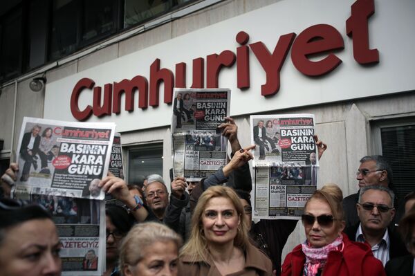 People gather to protest the jailing of opposition Cumhuriyet newspaper's editor-in-chief Can Dundar and Ankara representative Erdem Gul, in Istanbul, Turkey, Friday, Nov. 27, 2015 - Sputnik International
