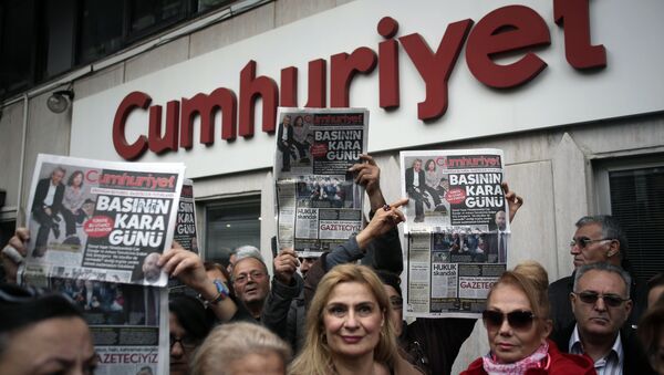 People gather to protest the jailing of opposition Cumhuriyet newspaper's editor-in-chief Can Dundar and Ankara representative Erdem Gul, in Istanbul, Turkey, Friday, Nov. 27, 2015 - Sputnik International