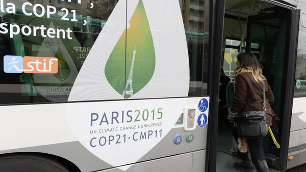 Passengers board a shuttle bus to the COP21 climate summit venue at Le Bourget, northeast of Paris on November 29, 2015 - Sputnik International