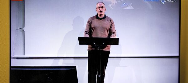 Mikhail Khodorkovsky, once Russia's richest man, speaks during a webcast conference in London, and is seen on a TV screen in Open Russia movement office in Moscow, Russia, on Wednesday, Dec. 9, 2015 - Sputnik International