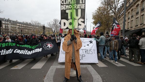 A protestor dressed in reference to Star Wars stands before a banner reading Defend the climate and democracy, you must during a rally against global warming on November 29, 2015 in Paris, a day ahead of the start of UN conference on climate change COP21 - Sputnik International
