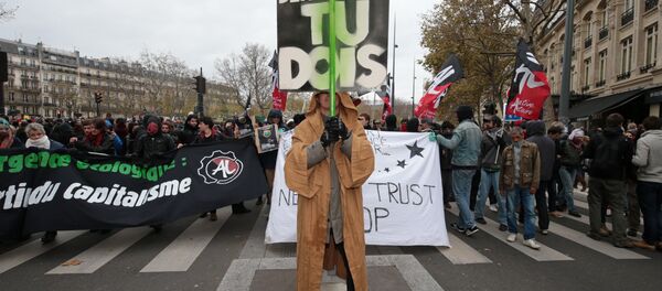 A protestor dressed in reference to Star Wars stands before a banner reading Defend the climate and democracy, you must during a rally against global warming on November 29, 2015 in Paris, a day ahead of the start of UN conference on climate change COP21 - Sputnik International