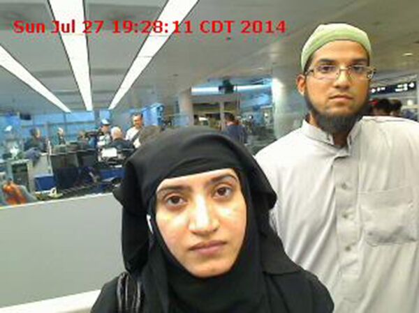 Tashfeen Malik, (L), and Syed Farook are pictured passing through Chicago's O'Hare International Airport in this July 27, 2014 Tashfeen Malik, (L), and Syed Farook are pictured passing through Chicago's O'Hare International Airport in this July 27, 2014 - Sputnik International