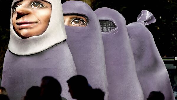 A carnival float depicting women wearing a burka is one part of the traditional carnival Rosemonday Parade in Duesseldorf, Germany, Monday, March 7, 2011. - Sputnik International