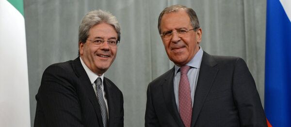 Italian Foreign Minister Paolo Gentiloni and his Russian counterpart Sergei Lavrov, right, during a meeting in Moscow - Sputnik International