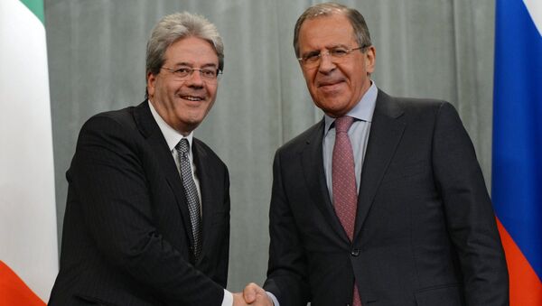 Italian Foreign Minister Paolo Gentiloni and his Russian counterpart Sergei Lavrov, right, during a meeting in Moscow - Sputnik International