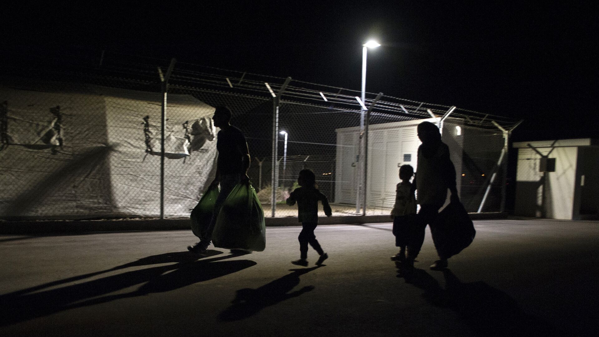 Migrants, who had applied for asylum in Cyprus, arrive with their belongings at Kokkinotrimithia refugee camp, west of the capital Nicosia, on November 19, 2015, after being transferred from Dhekelia by Cypriot authorities - Sputnik International, 1920, 31.10.2021