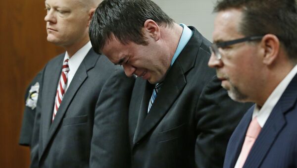 Daniel Holtzclaw, center, cries as he stands in front of the judge after the verdicts were read in his trial in Oklahoma City, Thursday, Dec. 10, 2015. - Sputnik International