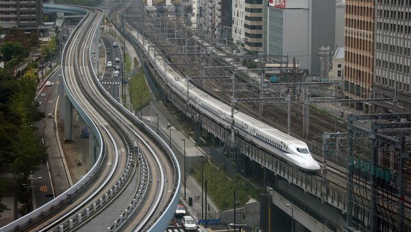 Shinkansen bullet train heads for Tokyo Station on the Tokaido Main Line in Tokyo - Sputnik International