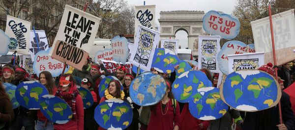 Environmentalists demonstrate near the Arc de Triomphe in Paris, France, as the World Climate Change Conference 2015 (COP21) continues at Le Bourget, December 12, 2015 - Sputnik International