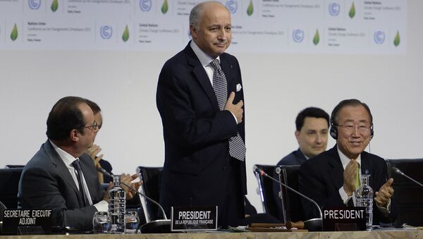 French Foreign Minister Laurent Fabius (C) is applauded by French President Francois Hollande (L) and United Nations Secretary General Ban Ki-moon (R) after a statement at the COP21 Climate Conference in Le Bourget, north of Paris, on December 12, 2015. - Sputnik International
