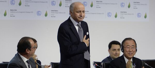 French Foreign Minister Laurent Fabius (C) is applauded by French President Francois Hollande (L) and United Nations Secretary General Ban Ki-moon (R) after a statement at the COP21 Climate Conference in Le Bourget, north of Paris, on December 12, 2015. - Sputnik International