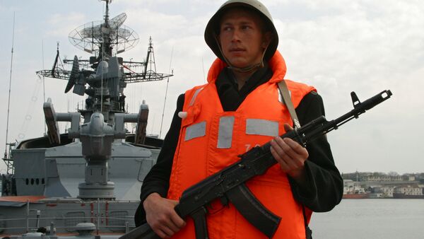 A serviceman of the Smetlivy anti-submarine ship of Russia's Black Sea Fleet - Sputnik International