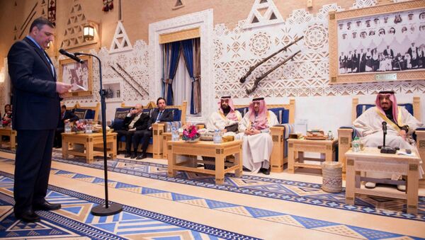 A picture provided by the Saudi Press Agency (SPA)on December 10, 2015 shows Saudi King Salman bin Abdelaziz (R) listening to a member of the Syrian opposition during their meeting in Riyadh. - Sputnik International