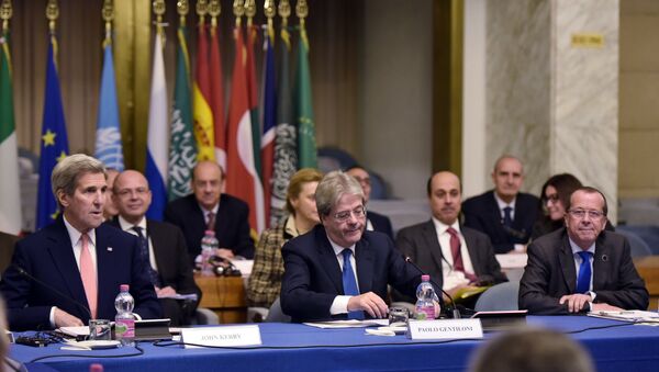 US Secretary of State John Kerry, left, and Italy's Foreign Minister Paolo Gentiloni, center, and UN special envoy for Libya Martin Kobler, right, take part in an international conference on Libya at the Ministry of Foreign Affairs in Rome Sunday, Dec. 13, 2015. - Sputnik International